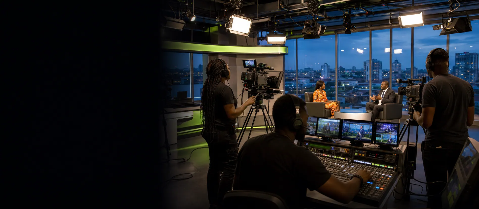 Équipe de production audiovisuelle en studio